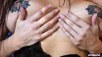 年轻宝贝用力自慰，在泳池边后入式深插鸡巴。优雅幻想在完整电影中展开！