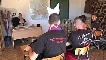 金发和黑发在教室激烈肛交