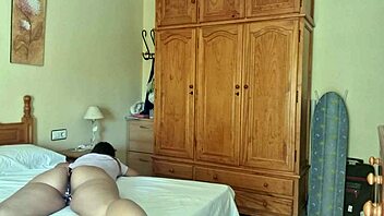 Gizli kamera seksi Latin sarışını büyük kıçlı eğilirken yakalıyor! 😍