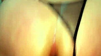 اللعنة لاتينية طيز كبيرة بثونغ أسود تمص بجنون! 😍