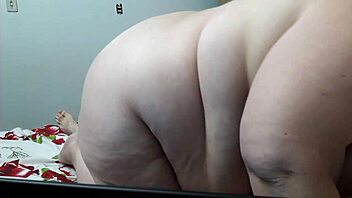 Dagadt ribanc szopja és lovagolja a nagy faszt webkamerán!