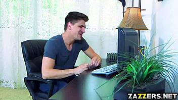 Parker Swayze puše Bruce Venturesov čudovišni kurac u divljem milf akciji