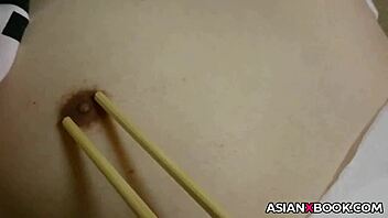 Ela deu punheta com hashi asiático na cozinha