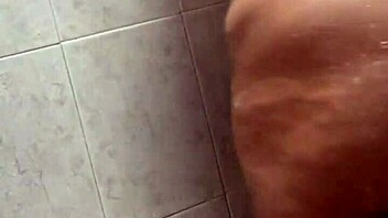 Cantik Latina godain di kamar mandi dengan aset melengkung