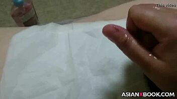 Ela deu punheta com hashi asiático na cozinha