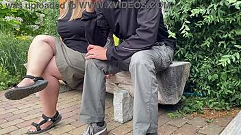 Сексуальная MILF позволила незнакомцу кончить в парке