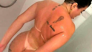 Soraya Carioca Gets Anal In Bath