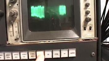 Ez az ébenfekete csaj szűk puncja a legjobb szex evör