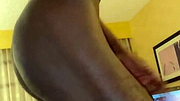 रसीली बड़ी गांड वाली ब्लोंड बड़े काले लंड को चोदती