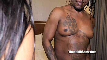 Ebony Bellatrice räjäyttää paksun perseensä ja tissit ghetto-realityssa