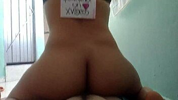 La pague los pasajes a mi prima la venezolana para que viniera y me haga unos ricos sentones y esta muy rica