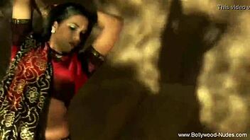 सेन्सुअल इंडियन ब्रूनेट सेक्सी डांस से टेस करती है एक सेक्रेड फन मोमेंट में।