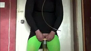 Blindfolded crossdresser swallows his pee 😈