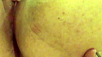 私のマンコ見て楽しんで😏