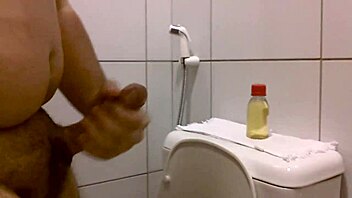 ניע שמן מסתיים בפיצוץ זרע מטורף