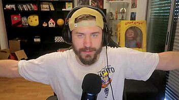 OH NE, UŠAO SI U POGREŠAN ŠATOR I DOBIO FACIAL CREAMPIE OD SHUGGERLAINOVOG VELIKOG KURCA!