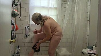 Vruća zrela Vee uživa u parnoj tuširanju sa solo igrom