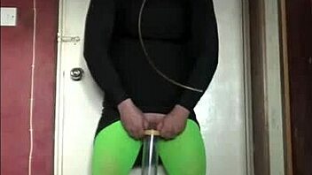 Bindforbandet crossdresser synker sin pis 😈