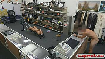 Ебони фитнес треньорка се чука жестко от тип от заложна в магазина