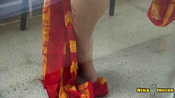 ว้าว! มิลฟ์อินเดียถอดส่าหรีและผ้าคลุม ล่อนเปลือยเพื่อแอคชั่นหีและก้นสุดเฟี้ยว