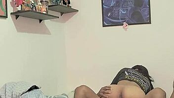 angulo escondido para esta culona morena