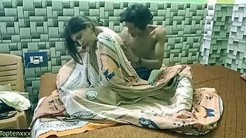 Úchvatná indická predavačka si užíva hardcore kúranie s novým predavačom pomocou špinavej hindčiny