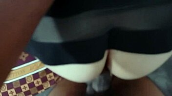 La copine de mon meilleur ami s'est glissée dans ma chambre pour baiser en secret