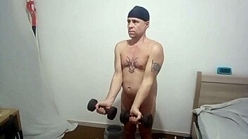 28 minuters workout rutin för fitnessfantaster med svettig action