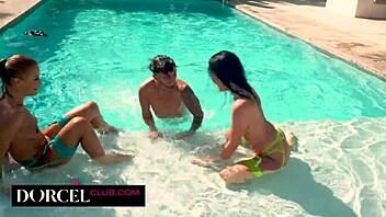 Uimotståelig basseng-tresom tenner dype følelser