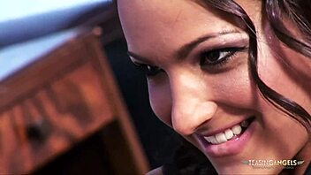 can hottie handle smashed pussy?