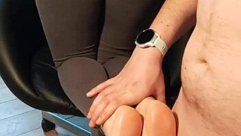 ehi bimba, dammi quel fantastico footjob con il tuo culo grande e piante piccine, il migliore!