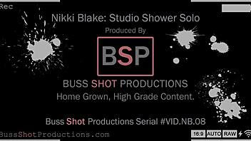 Nikki Blake i studiebruse solo session