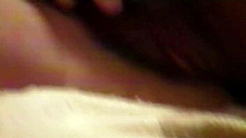 Жена ми показва големия си задник и косматата си путка