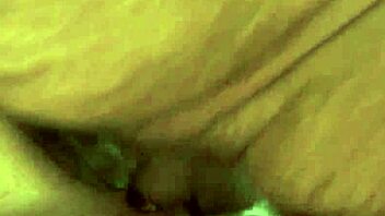 Adolescenta 18+ cu sâni mici călărește tare pulpa bunicului