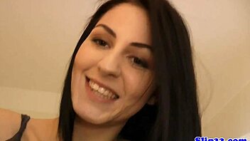 Vay Be, Bu Genç Kız Yaşlı İngiliz Adamı Becerileriyle Nasıl Memnun Eder!