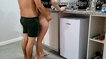 encuentro a mi hermanastra cocinando en ropa interior y me deja meterle mano