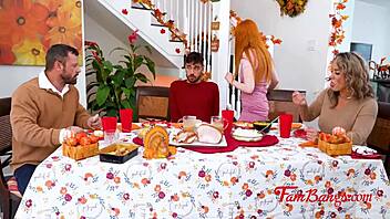 Tacksgiving-familjeorgie med Arietta Adams och Cherry Fae