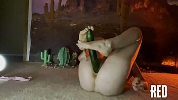 赤毛の女が長いキュウリをハードに騎乗 - ワオ、何てショーだ！