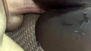 Italiana gostosa apanha em POV de negão com gozada gigante na bunda grande e ele mete mais