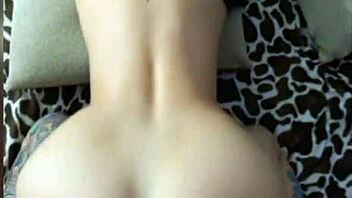 Tradisco il mio ragazzo scopando con il suo amico dietro porte chiuse