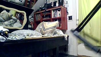 Vezana i jebana jako u anal doggy stilu. Savijena pička jebana u mokroj kućnoj akciji.