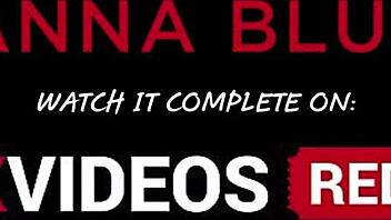 Wow, jenter som kysser på kjøkkenet, så hett å se dem slikke hverandre 😍