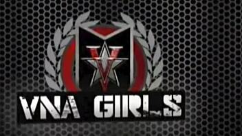 Stortuttad cougar Julia Ann täcker sin leksak med saftig glasyr i en het session