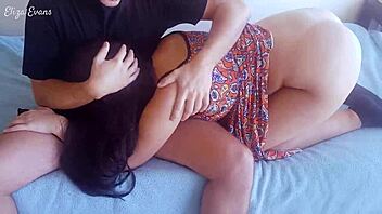 la novia infiel de mi amigo me monta con vestido corto para follar duro en pov