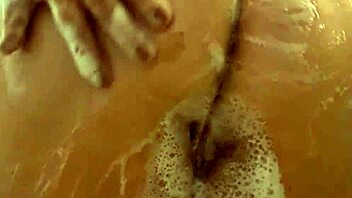 丰满成熟奶奶享受蒸腾淋浴时刻