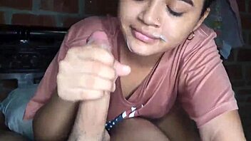 صديقتي اللاتينية طلبت تدليك وانتهت بمص زبي البري. طلبت انتهاء بوجهي!