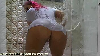 Debora Fantine Shaving In The Bath