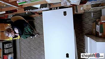 Piccola teen bionda 18+ beccata e affrontata dal poliziotto al lavoro