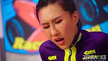 想加入这个性感的亚洲群交吗？