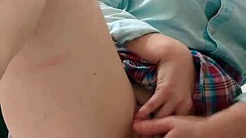 สาวบลอนด์สวยใส่หีเปียกในห้องน้ำสาธารณะ จบด้วยการเสร็จบนกล้อง